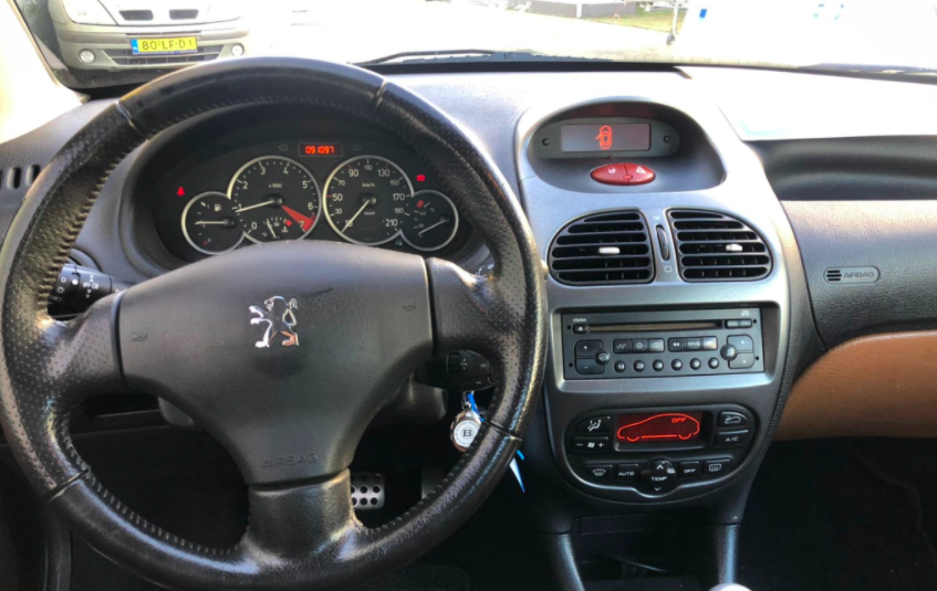 Peugeot 206 cc Roland Garros uit 2005
