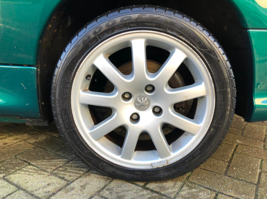 Peugeot 206 cc Roland Garros uit 2005