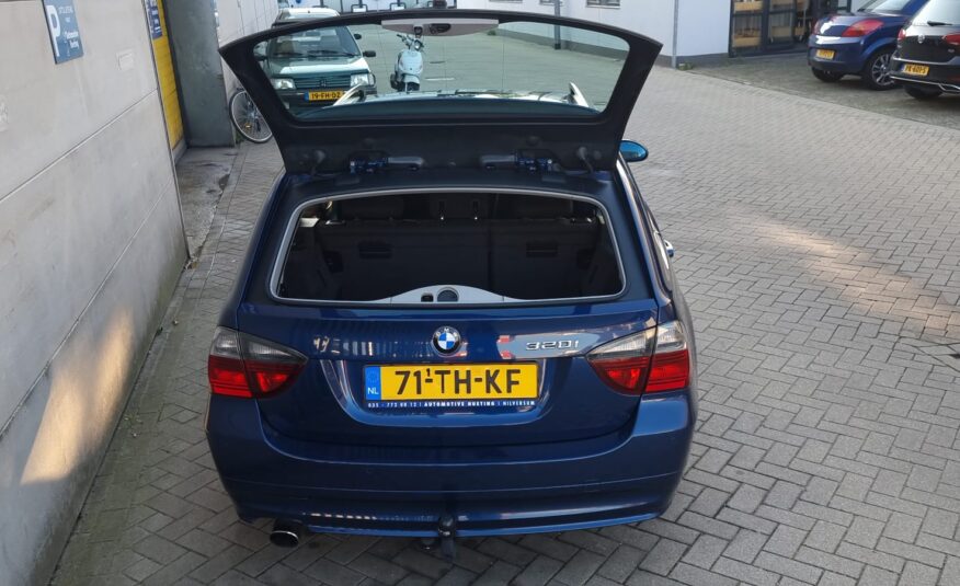 BMW 320i