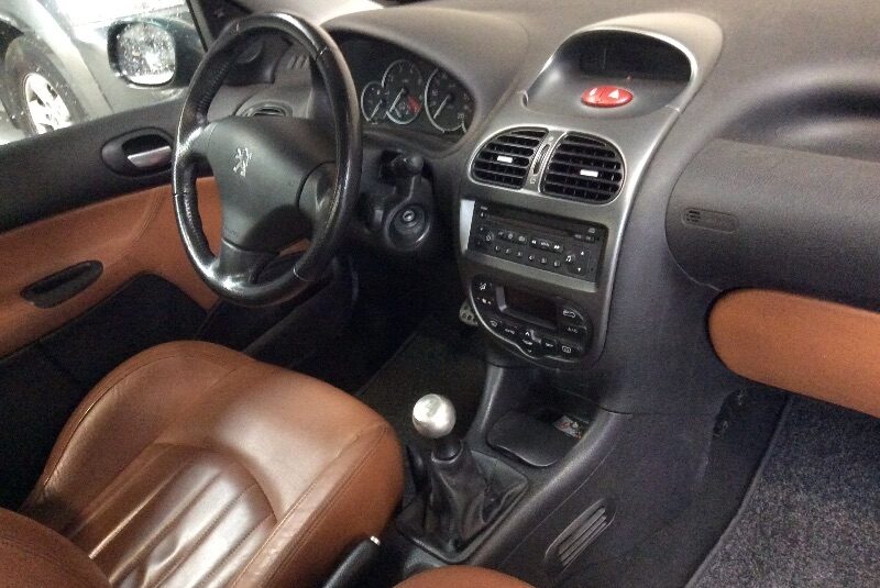 Peugeot 206 cabrio Roland Garros uit 2002