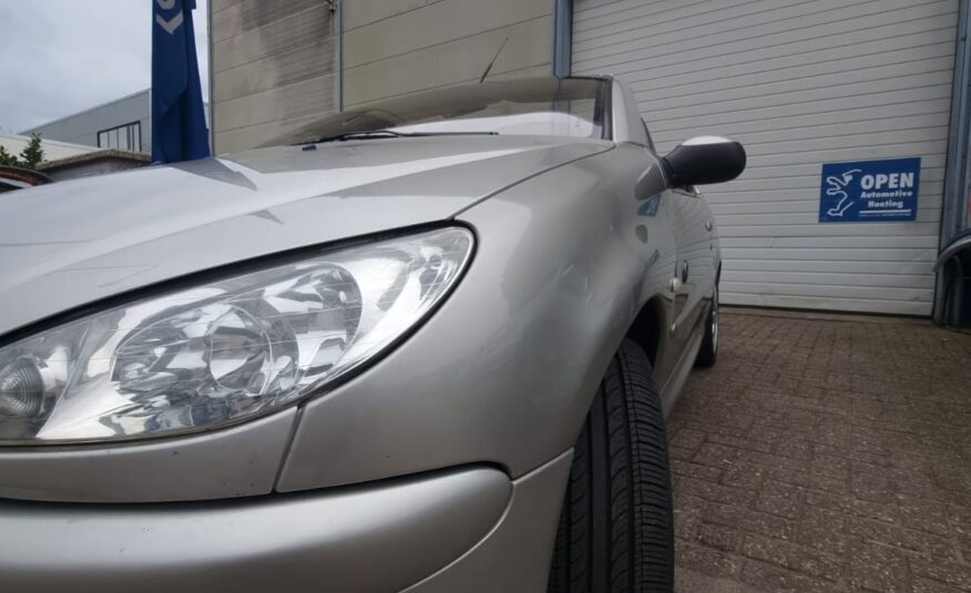 Peugeot 206 CC Roland Garros uit 2005