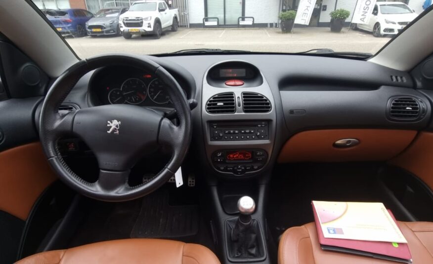Peugeot 206 CC Roland Garros uit 2005