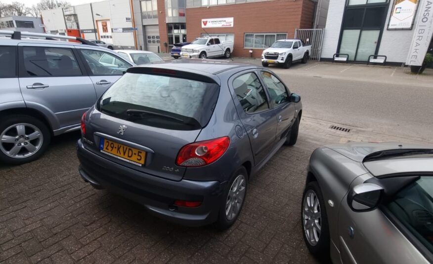 Peugeot 206 + uit 2010